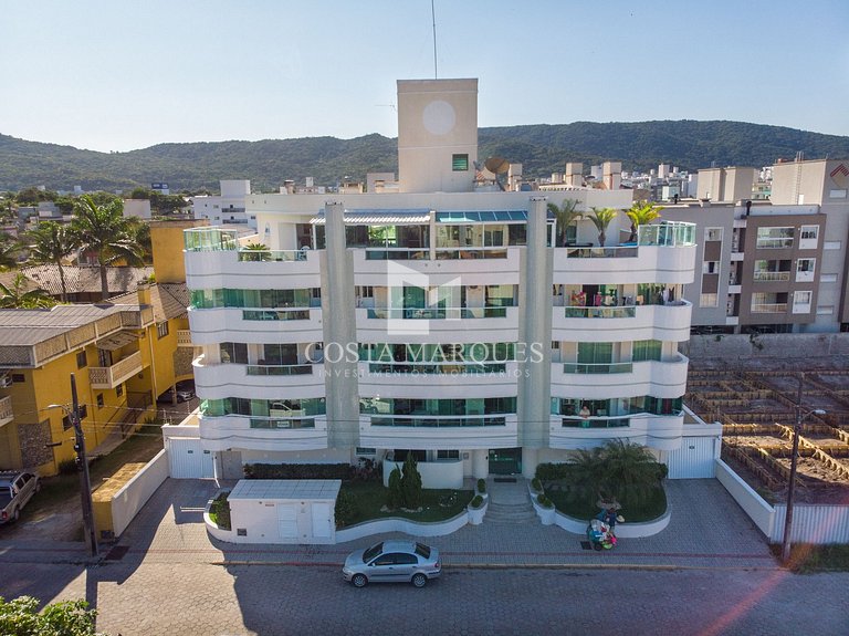 Apto com perfeita localização, na praia de Bombas