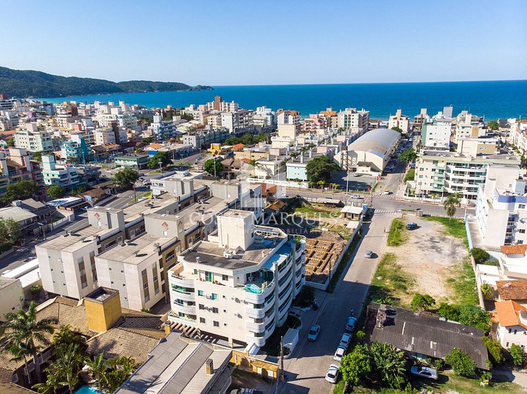 Apto com perfeita localização, na praia de Bombas