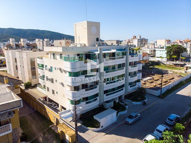 Apto com perfeita localização, na praia de Bombas