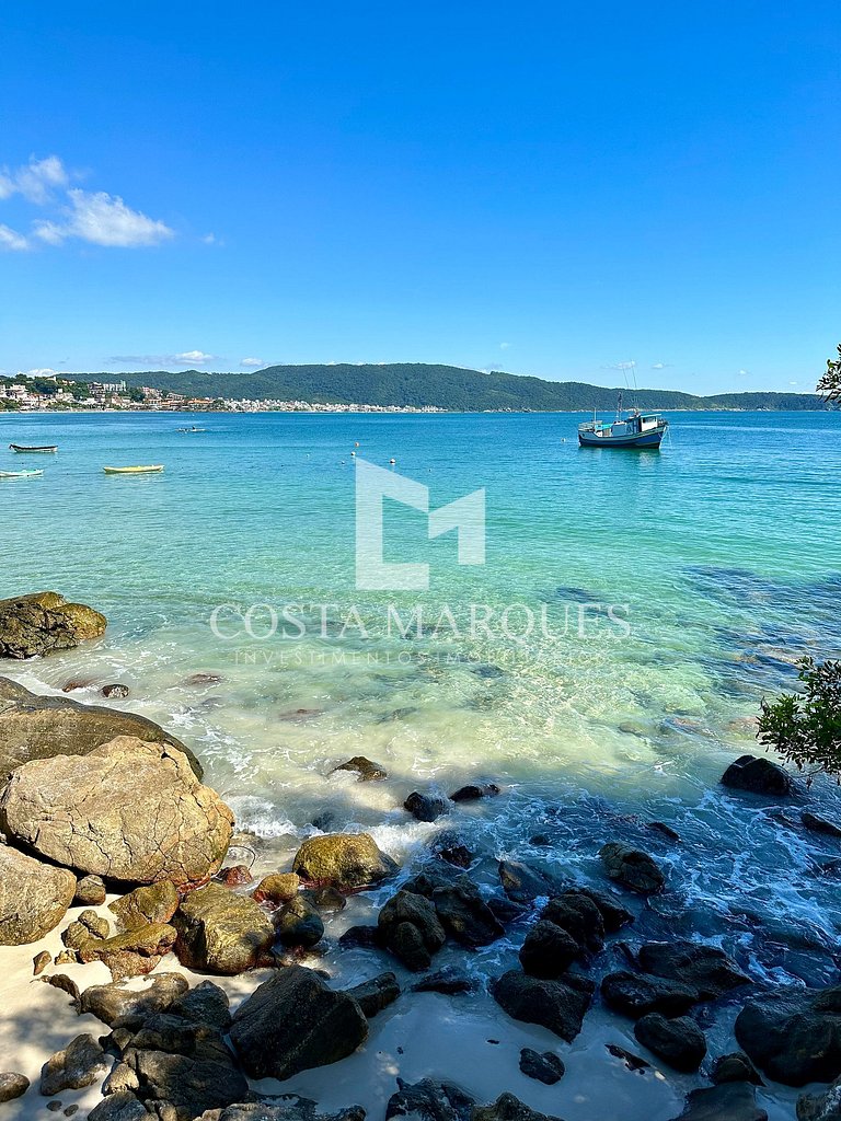 Apto com perfeita localização, na praia de Bombas